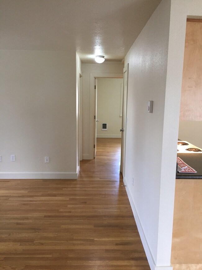 Building Photo - Spacious Private Upper Corner Unit Overloo...
