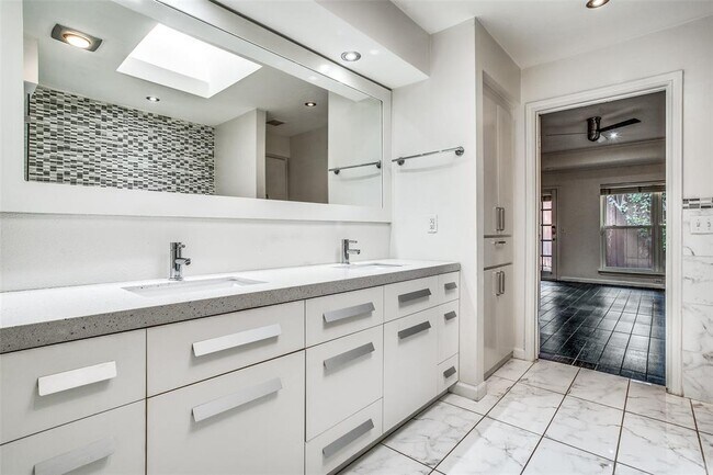 Building Photo - 9127 Valley Chapel Ln