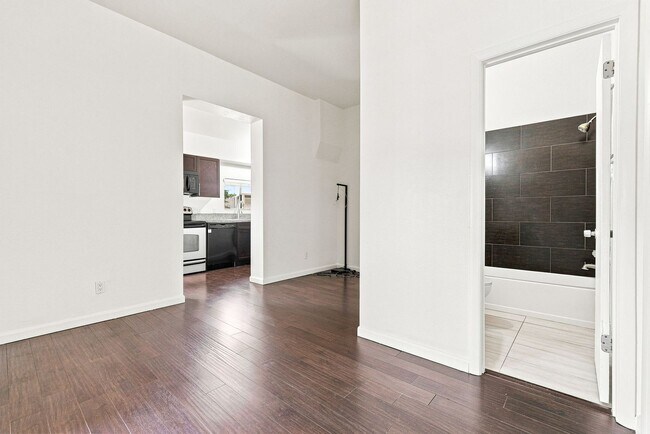 Building Photo - 2 Bed, 1 bath Available!