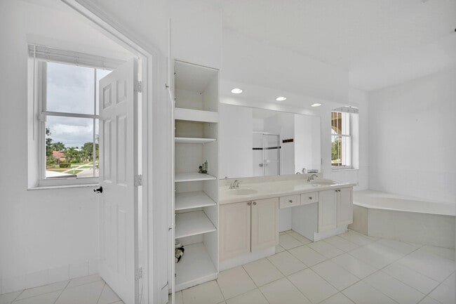 Building Photo - 5878 Bay Hill Cir