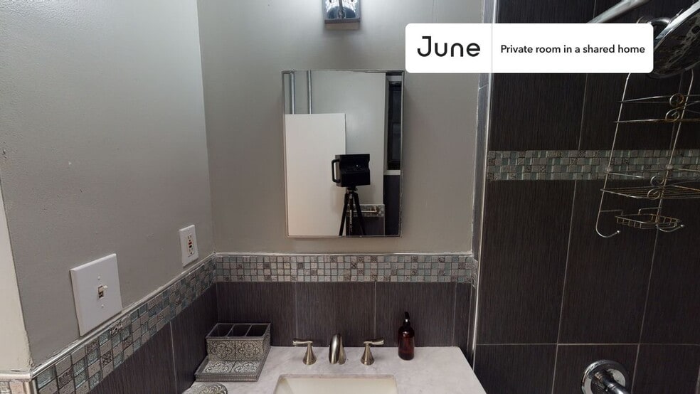Building Photo - Room in Shared 4 bed/1 bath home