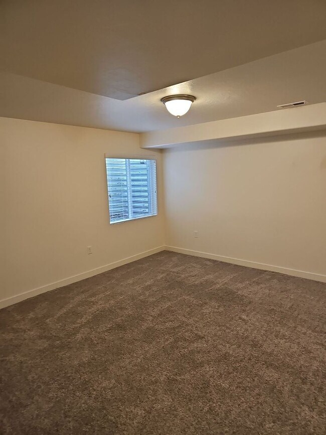 Building Photo - August free! 3 Bed/3.5 Bath Town Home for Rent in Bluffdale!