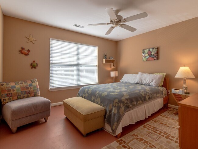 Building Photo - YEAR ROUND RENTAL- FURNISHED - 3 BEDROOM CONDO - WOODS COVE