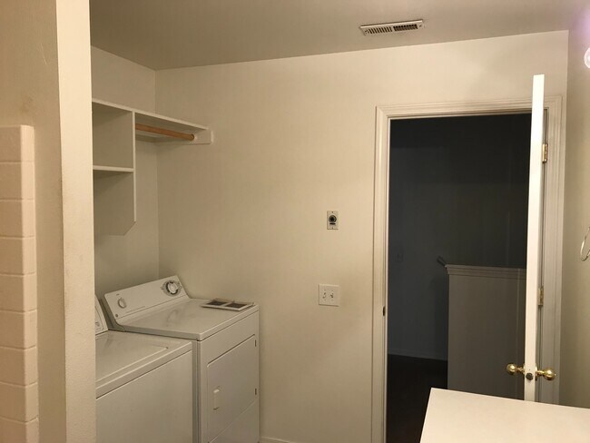 Building Photo - 1 car garage with 2 bedroom and 1.5 bathrooms, this townhome will not last long
