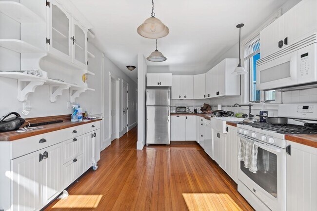 Building Photo - 703 E 2nd St