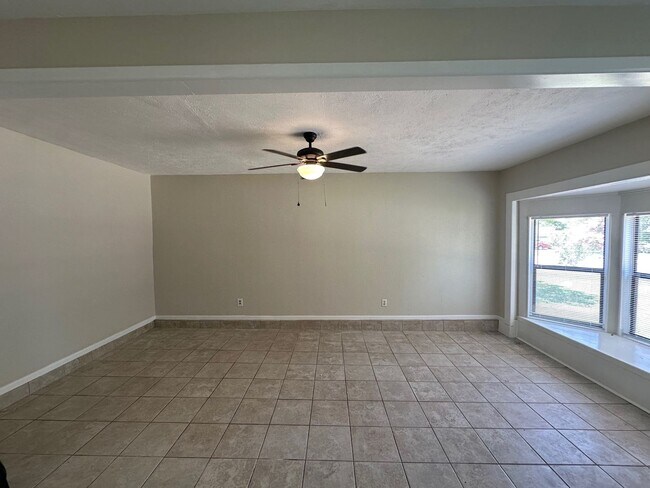 Building Photo - Freshly updated and Move in ready!