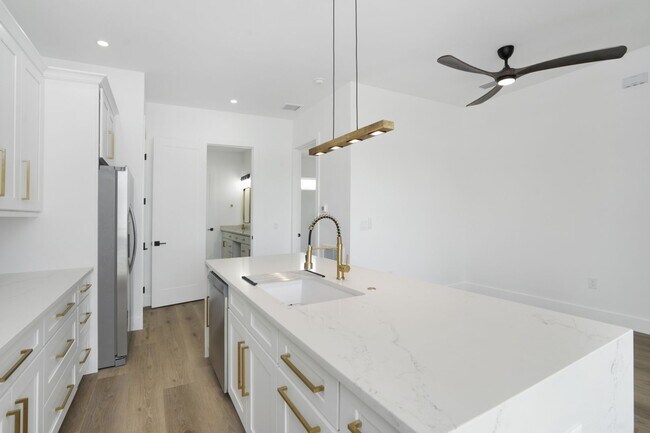 Building Photo - 5/3 Luxury Custom Home plus Boat dock, Pool and Stunning Views!!