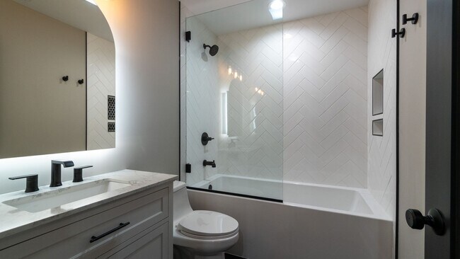 Building Photo - Contemporary 2-Bed, 2-Bath Garden Apartmen...