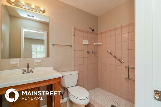 Building Photo - 804 Greenbriar Dr