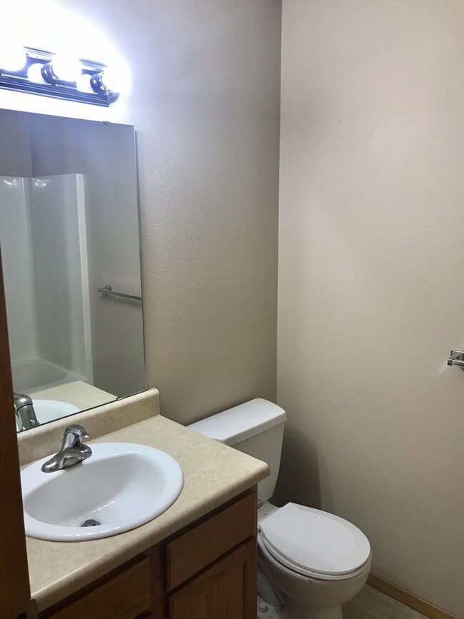 Building Photo - Super clean 2 bedroom 2 Bath Duplex in Clever MO