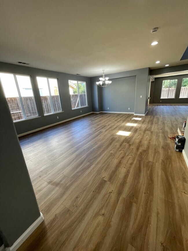 Building Photo - "Spacious 4-Bed, 3-Bath Retreat with 3,260...
