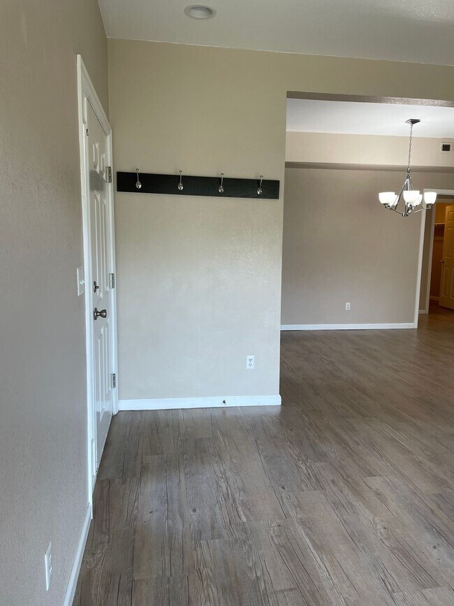 Building Photo - 5225 White Willow Dr