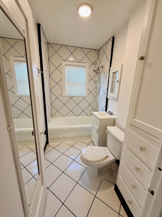 Building Photo - 1801 W 39th St