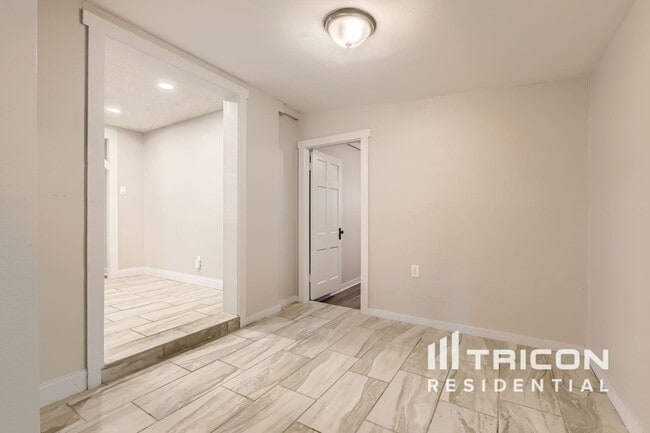 Building Photo - 909 Layton Way