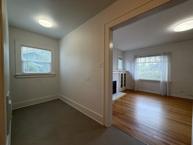 Building Photo - 7333 N Fenwick Ave
