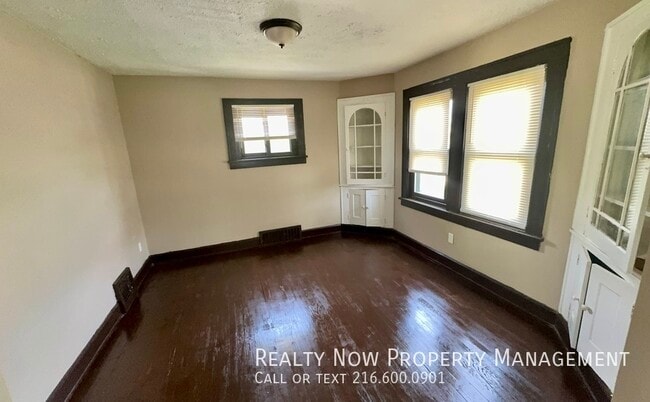 Building Photo - 11100 Lincoln Ave