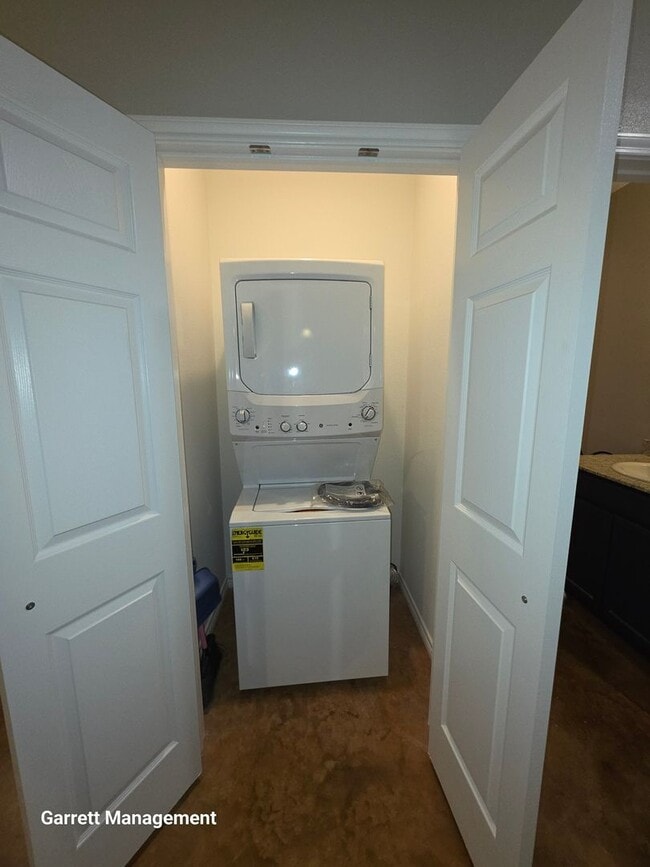 Building Photo - 1/1 House in the Country