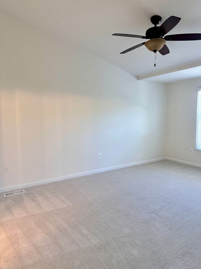 Building Photo - Renovated Kingstowne Townhouse | 3 Beds, 2...