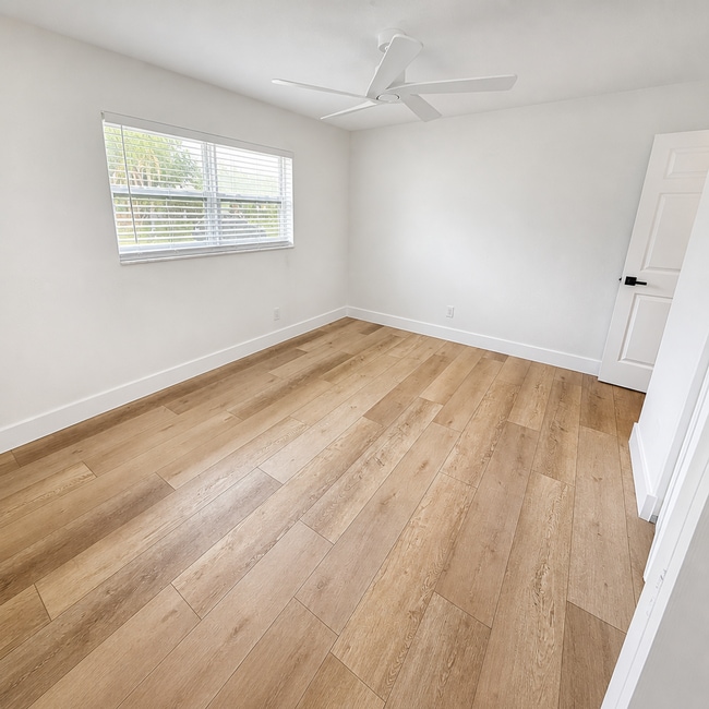 Building Photo - Updated 2/2/1 Home in Northeast St. Petersburg!