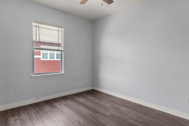 Building Photo - Updated Central Park Condo for Lease