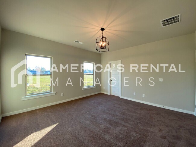 Building Photo - Home for Rent in Weaver AL. Available to V...