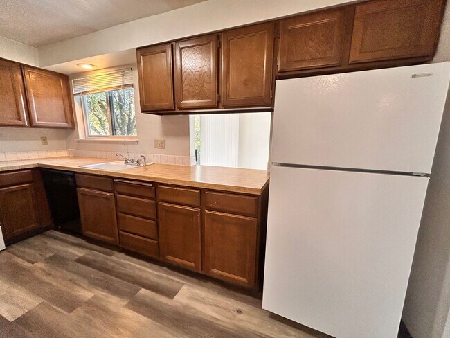 Building Photo - Spacious 2 Bed, 1 Bath on South Hill!