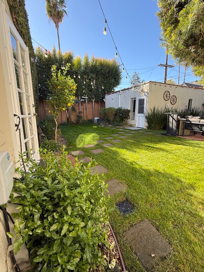 Building Photo - 471 S La Peer Dr