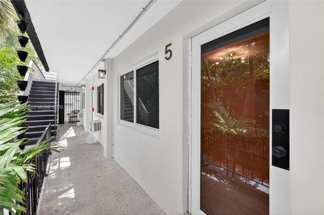 Building Photo - 428 Collins Ave