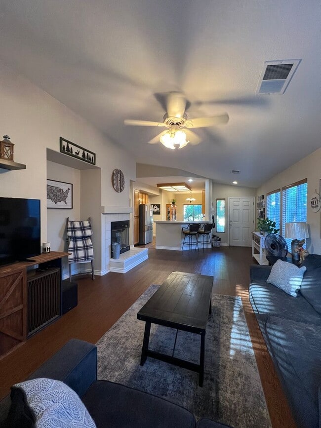 Building Photo - 3 Bedroom - Heart of Roseville