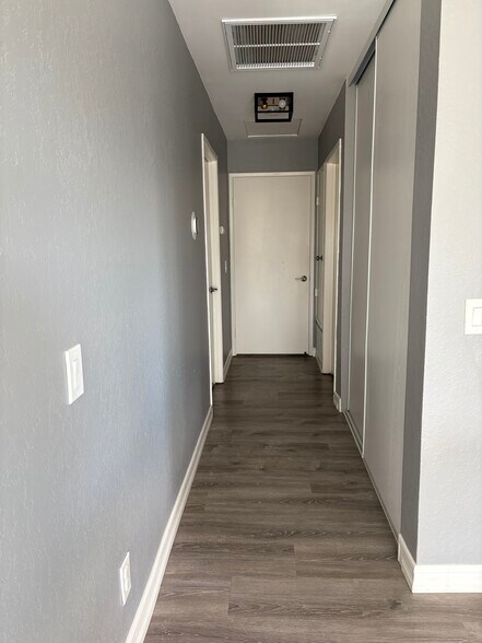 Building Photo - 136 Countrywood Ln