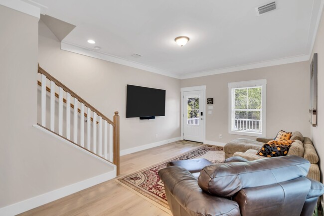 Building Photo - Charming Caribbean Cottage - Downtown Brad...