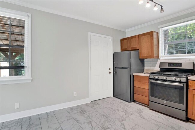 Building Photo - 312 Pineview Ln W