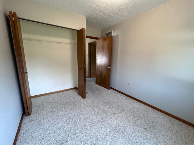 Building Photo - Beautiful 2 Bedroom & 2 Bath Duplex in Shipshewana