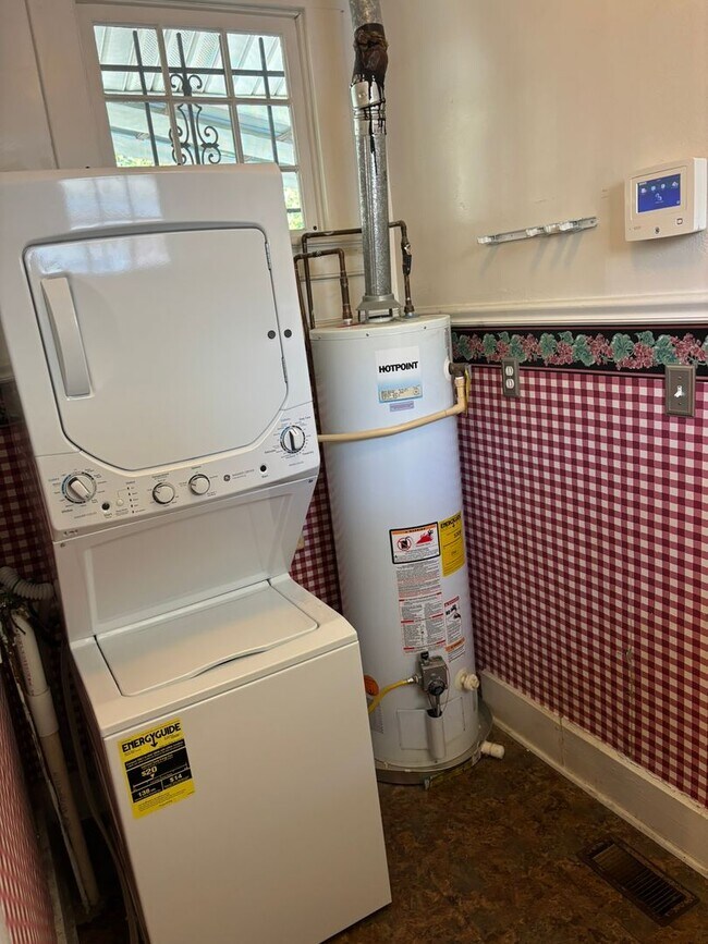 Building Photo - Lakebottom Area! Hardwood Floors Throughout! Call the office to schedule a tour!