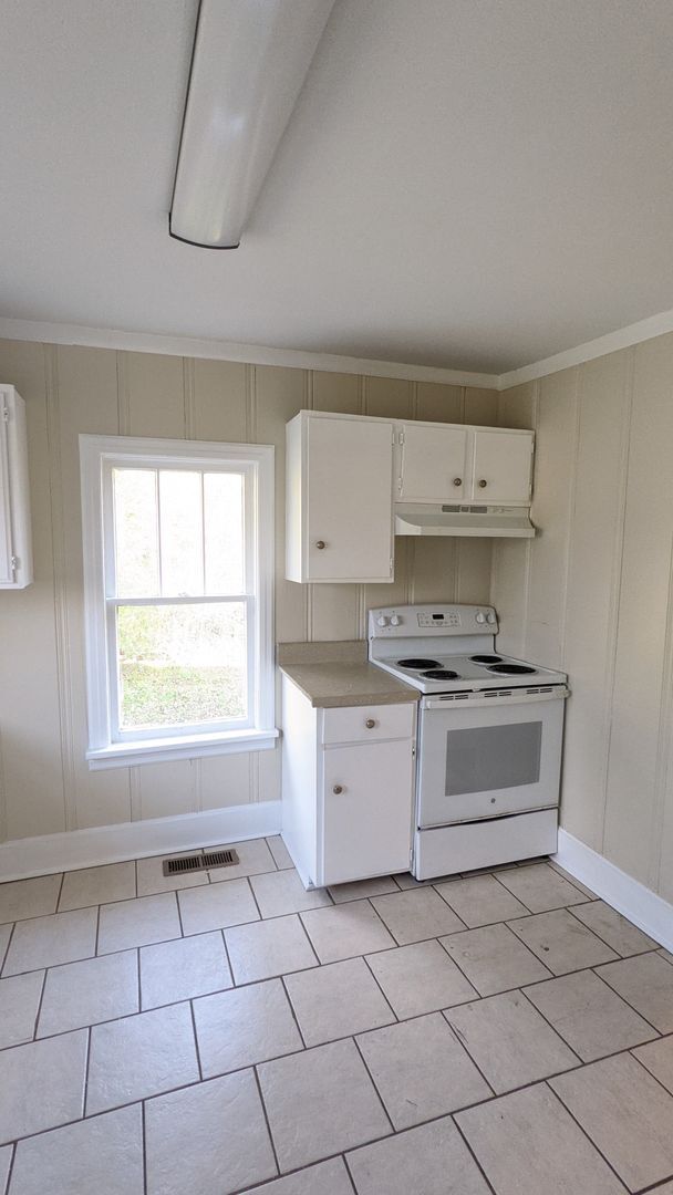 Building Photo - LOCATION ! Washer/Dryer Included 2 Bedroom