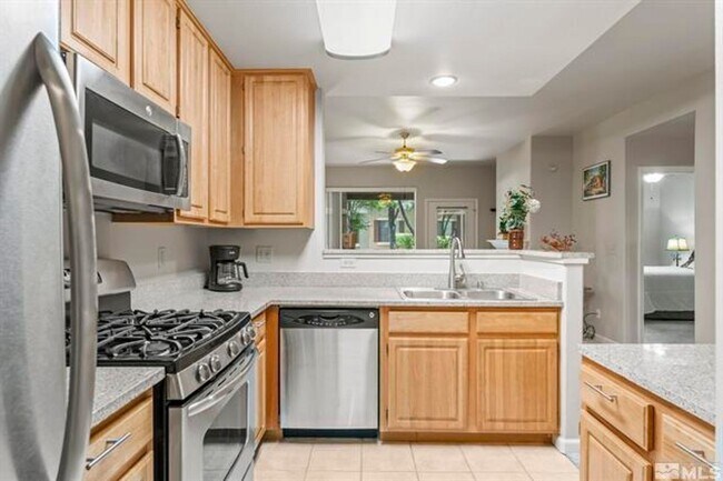 Building Photo - Tanamera 1 bedroom special!