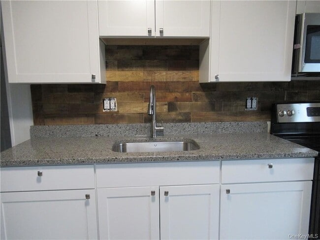Building Photo - 25 Fairway Dr