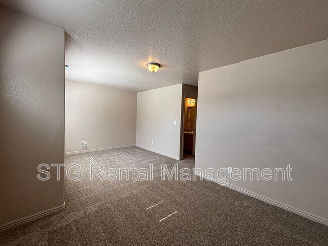 Building Photo - 3155 S Hidden Valley Dr