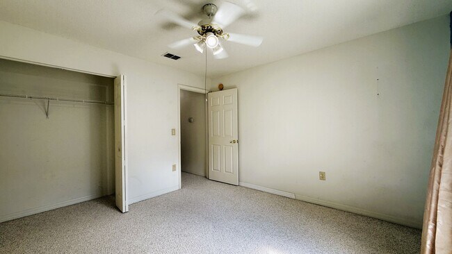 Building Photo - 260 Lake Suzanne Dr