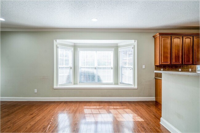 Building Photo - West Hills House 3BR/ 2.5BA, 2 Car garage, primary bedroom on main level