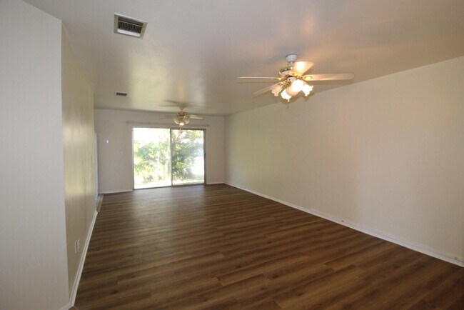Building Photo - 1790 SE Ryecroft Ct