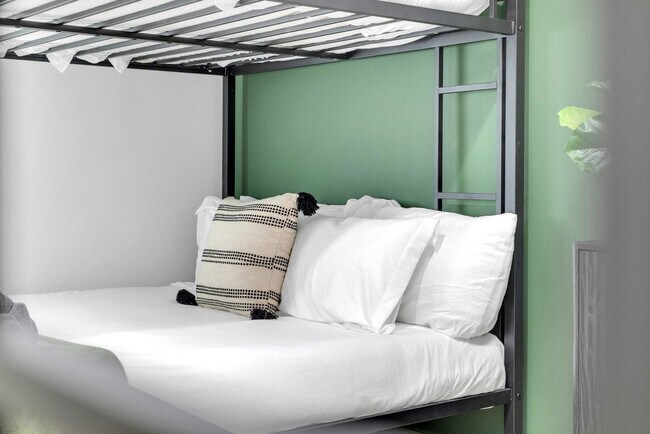 Building Photo - 1901 Cordova Bend