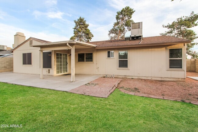 Building Photo - 6646 W Sunnyside Dr