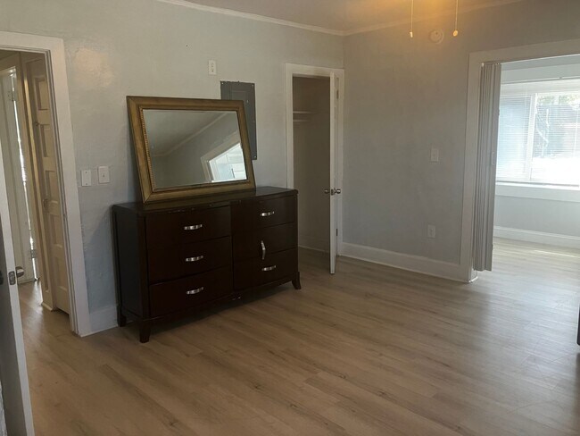 Building Photo - Cute one bedroom