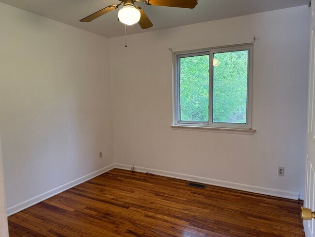 Building Photo - 3 bedroom 1 bath, fenced in back yard, one car attached garage