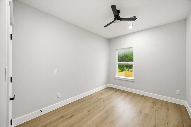 Building Photo - 8013 Moon Beam St