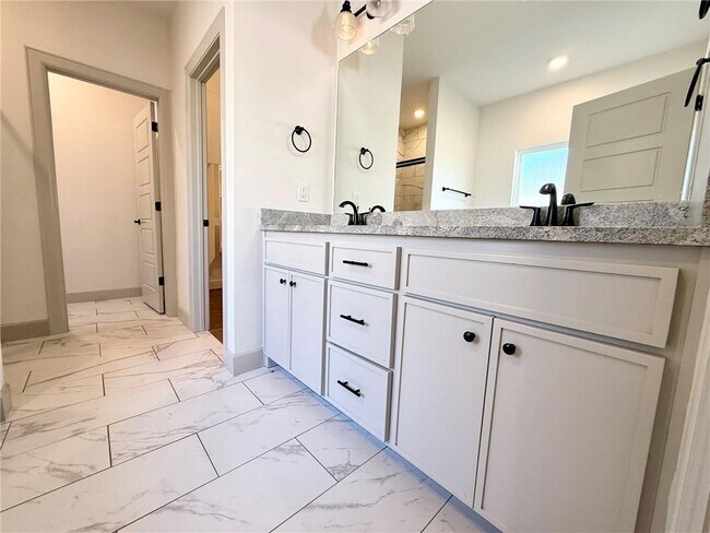 Building Photo - 1049 Parker Ln