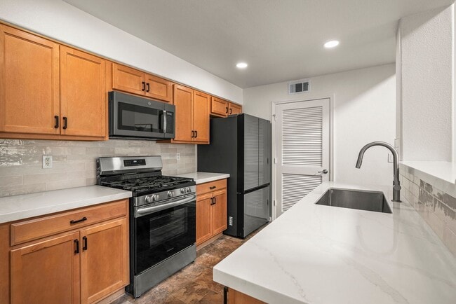 Building Photo - One bedroom condo with bonus space/loft, community pool and gym. Pets welcome!