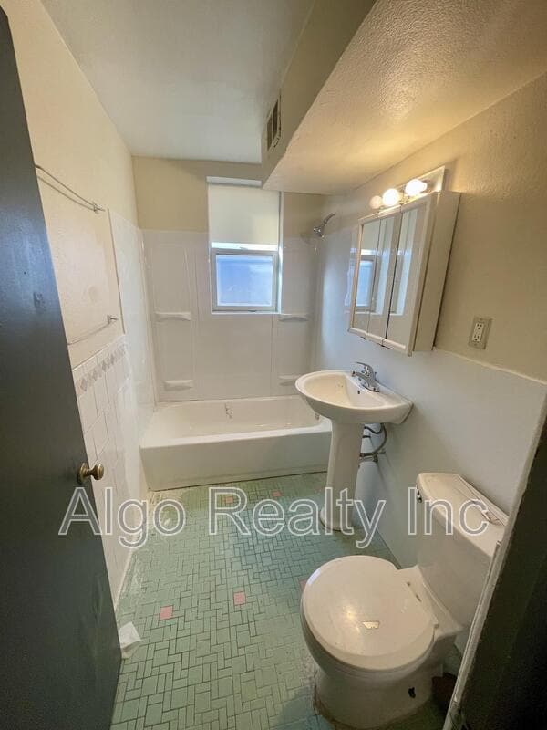 Building Photo - 2419 Plymouth Ave N