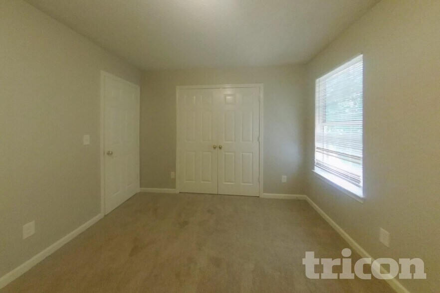 Building Photo - 4054 Robin Cir